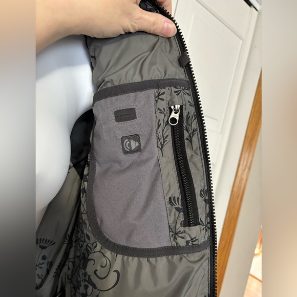 The North Face 550 Down Hooded Puffer Vest with fur trim (Size Small) - Picture 6 of 9
